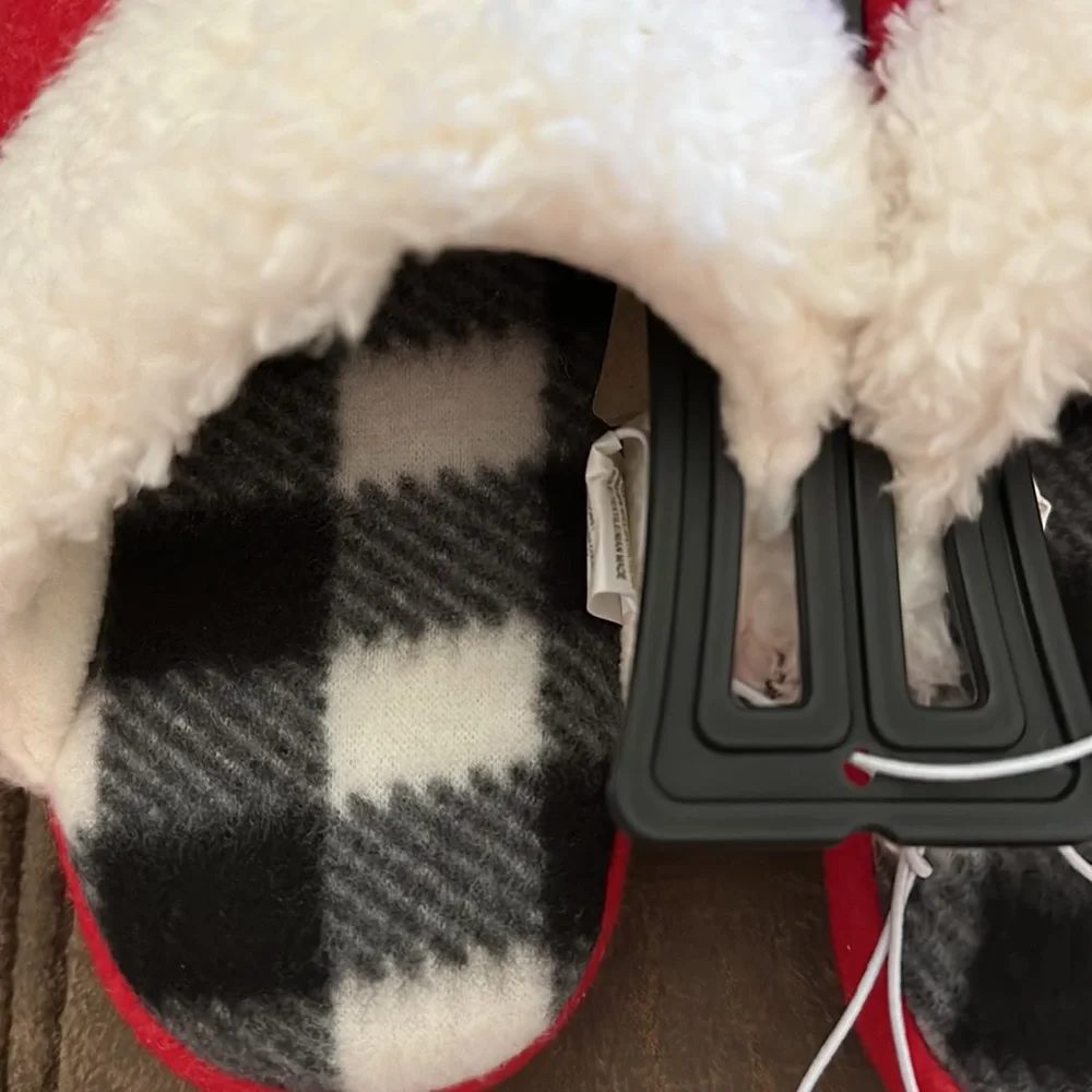 Kids size 11/12 slip on memory foam Sherpa plaid Santa Christmas slippers